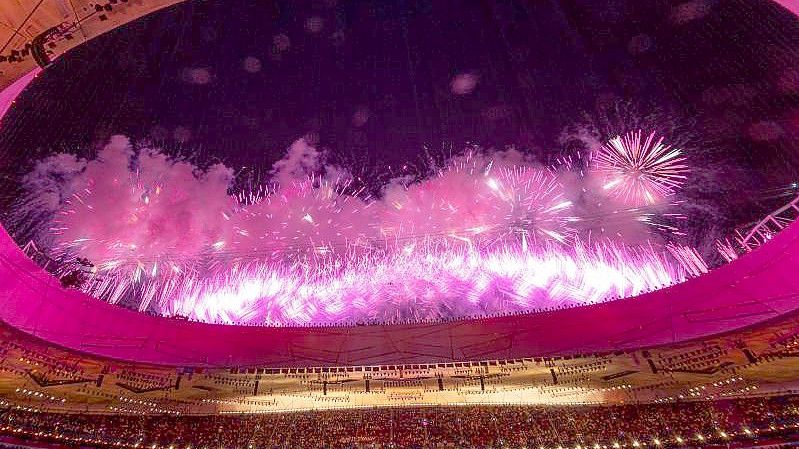Feuerwerk ist über dem Stadion während der Eröffnungsfeier zu sehen. Foto: Jens Büttner/dpa-Zentralbild/dpa