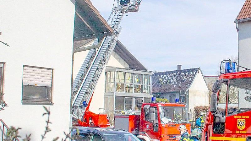 Einsatzkräfte der Feuerwehr löschen den Brand in einem Einfamilienhaus. Foto: Einsatz-Report24/dpa