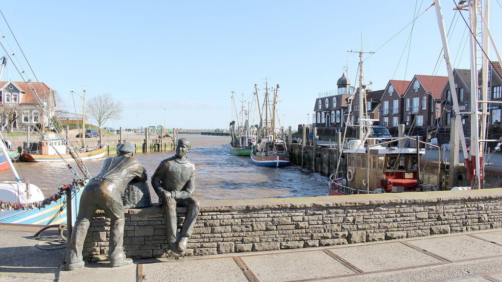 Diese beiden Fischer im Neuharlingersieler Hafen sind fest installiert. Foto: Oltmanns