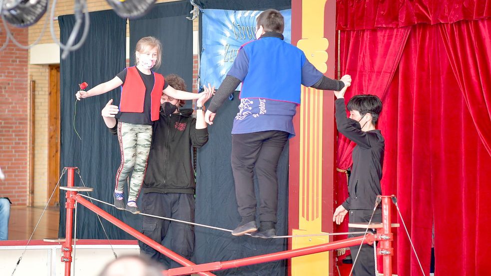 Auch dieser Drahtseilakt gehörte am Freitag zum Programm in der Grundschule Jennelt. Fotos: Wagenaar