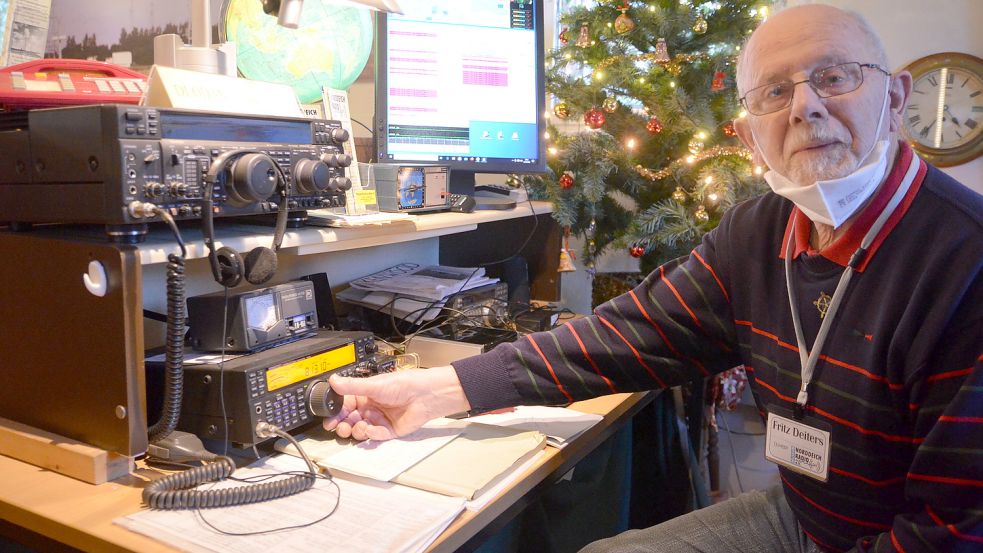 Fritz Deiters stellt am Freitagnachmittag auf einem Funkgerät im Museum Norddeich Radio die Frequenz 8131 Kilohertz ein. Dort ist es gerade ruhig. In den vergangenen Tagen waren dort aber Militärfunk und Störsender zu hören. Fotos: Hillebrand