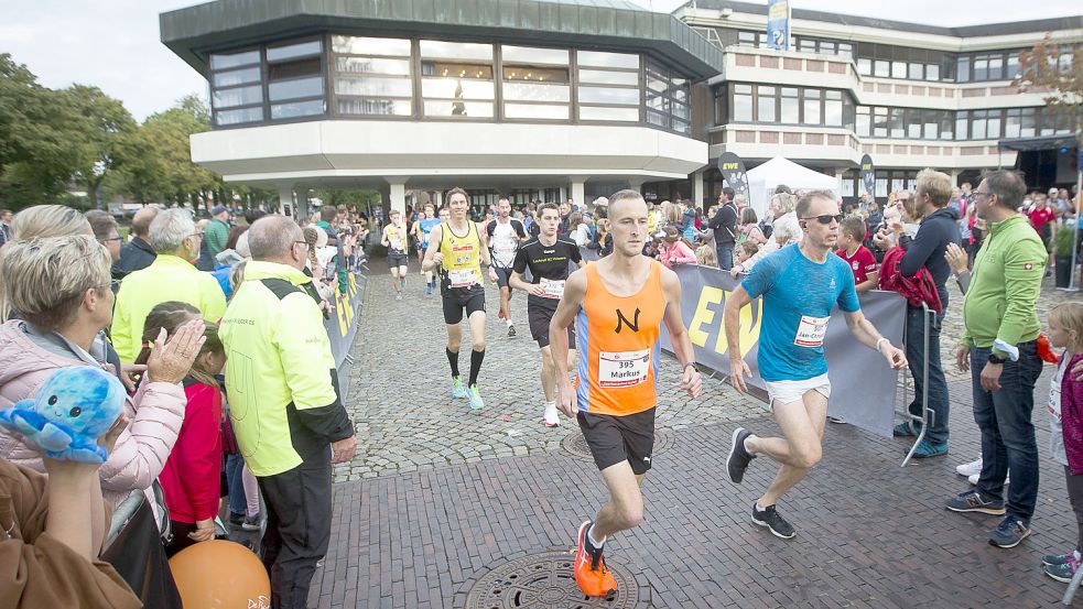 „Ossiloop anners“-Teilnehmer können die vierte Etappe am 17. Juni auch in Präsenz in Aurich laufen: An dem Freitag findet der Auricher Citylauf statt. Im vergangenen Corona-Jahr hatten sich für den Lauf in der Innenstadt rund 730 Teilnehmer angemeldet. Archivfoto: Doden