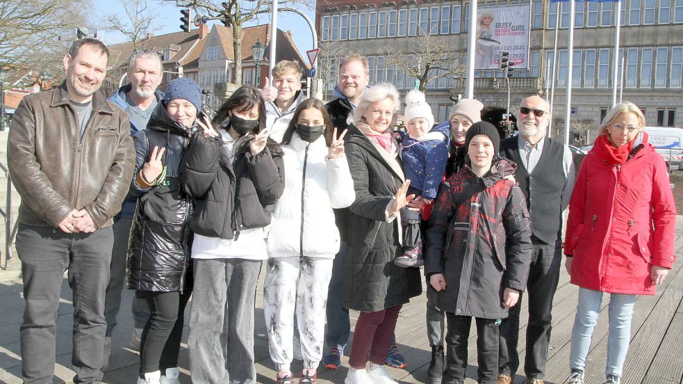Gruppenbild vor dem Emder Rathaus. Am Freitag endete für zwei ukrainische Familien eine ungewisse Flucht. Sie bleiben vorerst in Ostfriesland. Foto: Päschel