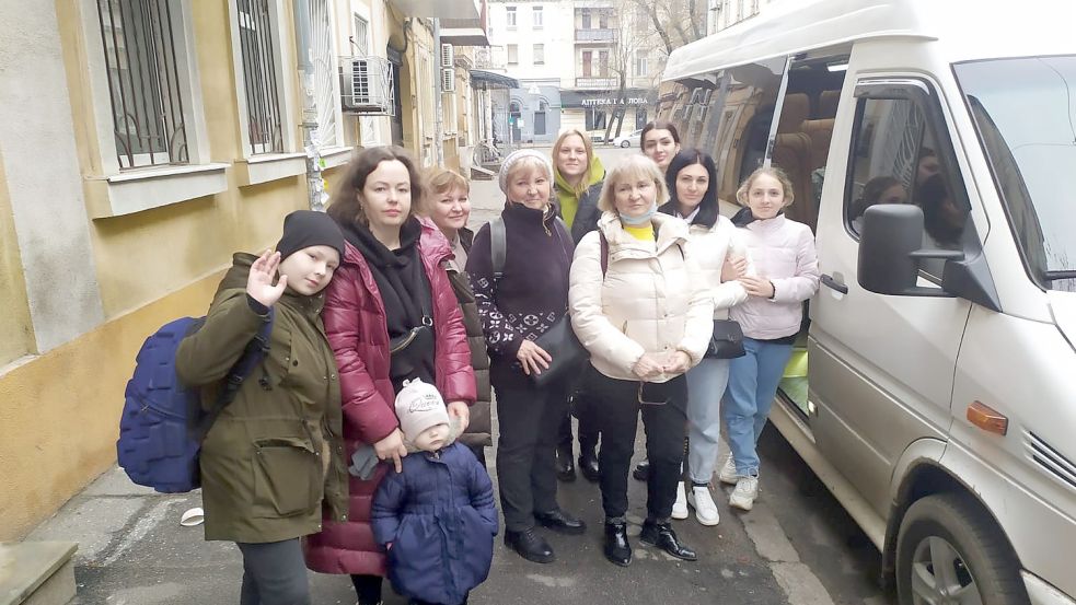 Bereit für die Abfahrt: Für diese Frauen und Kinder ging es am Freitagmorgen in einem von Seeleuten der Reederei Briese organisierten Kleinbus von Odessa nach Ismael in der Ukraine und von dort mit einem weiteren Bus nach Iași in Rumänien. Foto: Reederei Briese