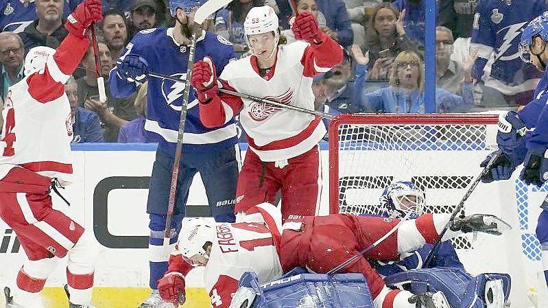 Moritz Seider (M.) scorte zwar, aber verlor mit den Detroit Red Wings. Foto: Chris O'meara/AP/dpa