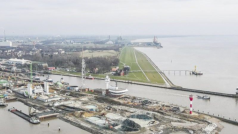 Der Hafen in Brunsbüttel an der Nordsee ist als Standort für ein neues LNG-Terminal im Gespräch. Foto: Frank Molter/dpa
