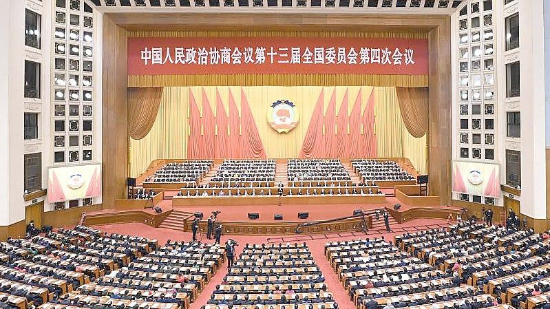 Führungspersönlichkeiten und Delegierte nehmen an der Abschlusssitzung der Chinesischen Politischen Konsultativkonferenz des Volkes (CPPCC) in der Großen Halle des Volkes teil. Foto: Li Xiang/XinHua/dpa