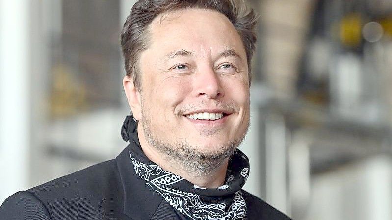Tesla-Chef Elon Musk hat sich via Twitter für die Genehmigung der Tesla-Fabrik in Brandenburg bedankt. Foto: Patrick Pleul/dpa-Zentralbild/dpa