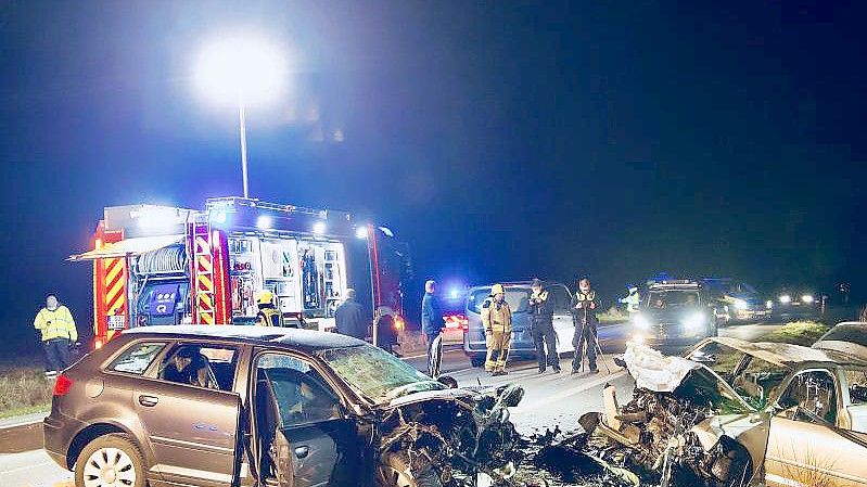 Bei einem Frontalzusammenstoß in Unna sind am Samstag drei Menschen gestorben. Foto: Andreas Dunker/dpa