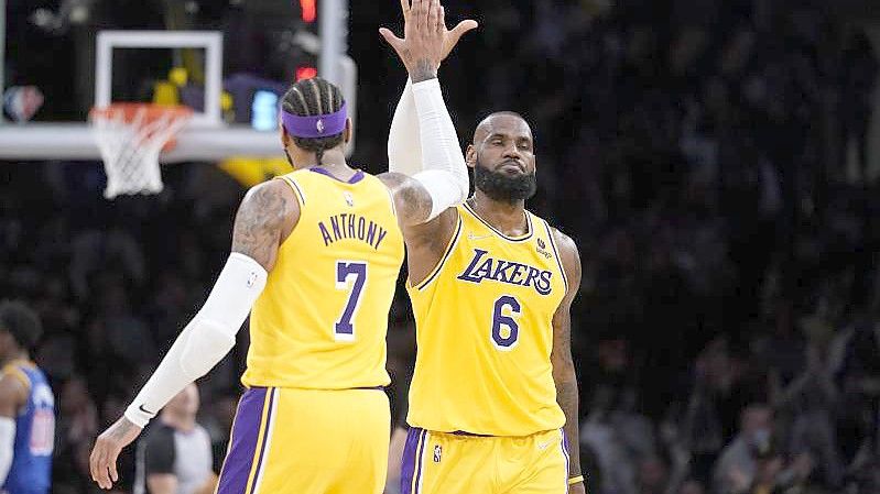 Lakers-Superstar LeBron James (r) klatscht sich mit Mitspieler Carmelo Anthony ab. Foto: Ashley Landis/AP/dpa