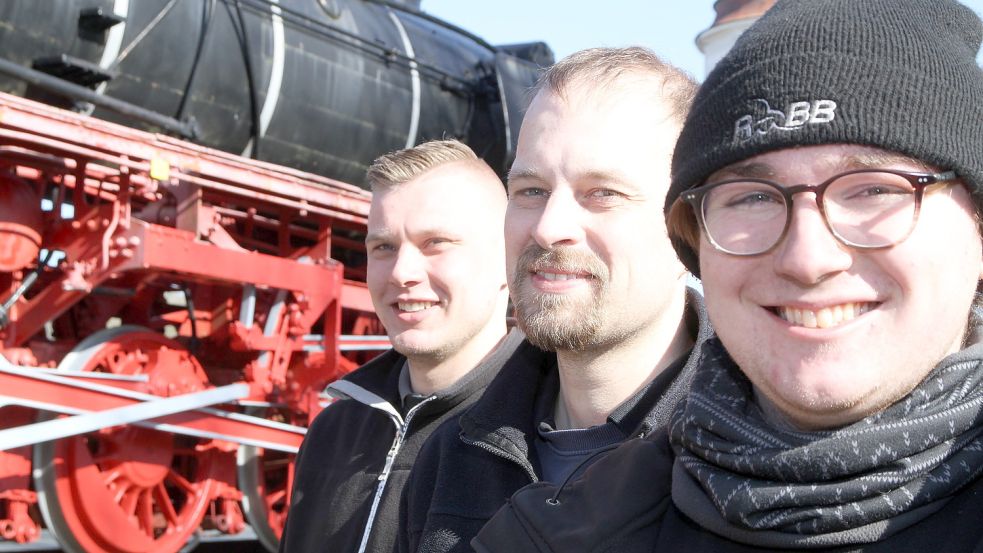 Henry Wagner (von rechts), Timo Gatna und Reyk Gründig wollen die historisch bedeutsame Lok in Emden nicht verkommen lassen. Foto: Päschel
