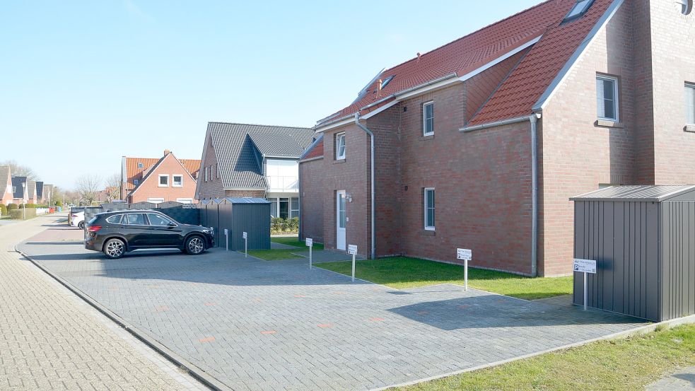Vor allem im vorderen Bereich der Edzard-Cirksena-Straße fallen die Ferienwohnungen auf, die sich gerade dort in neuen Mehrparteienhäusern befinden. Foto: Hillebrand