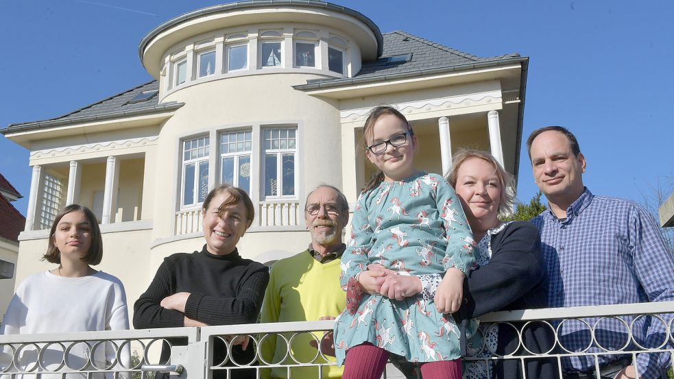 Friedrich und Maria Penning (Mitte) leben zusammen mit Sohn Marten Penning (rechts) und seiner Frau Daniela sowie deren beiden Töchtern Loriana (links) und Tjara in der alten Stadtvilla an der Bremer Straße. Fotos: Ortgies