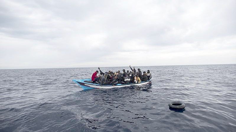 Ein Holzboot mit 28 Flüchtlingen aus Afrika und dem Maghreb wird von der Nichtregierungsorganisation Open Arms vor der libyschen Küste im Mittelmeer gerettet (Symbolbild). Foto: Andoni Lubaki/AP/dpa