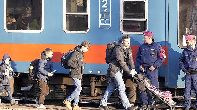 Flüchtlinge, die vor dem Krieg in der Ukraine geflohen sind, kommen am ungarischen Bahnhof in Zahony an. Foto: Darko Vojinovic/AP/dpa