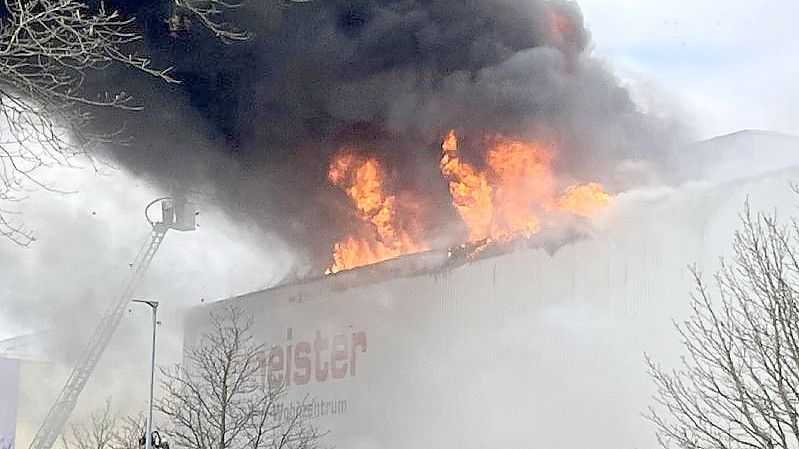 Nur wenige Minuten vor dem Auftakt des verkaufsoffenen Sonntags ist in einem Möbelhaus in Bietigheim-Bissingen (Kreis Ludwigsburg) ein Brand ausgebrochen. Foto: Hemmann/SDMG/dpa