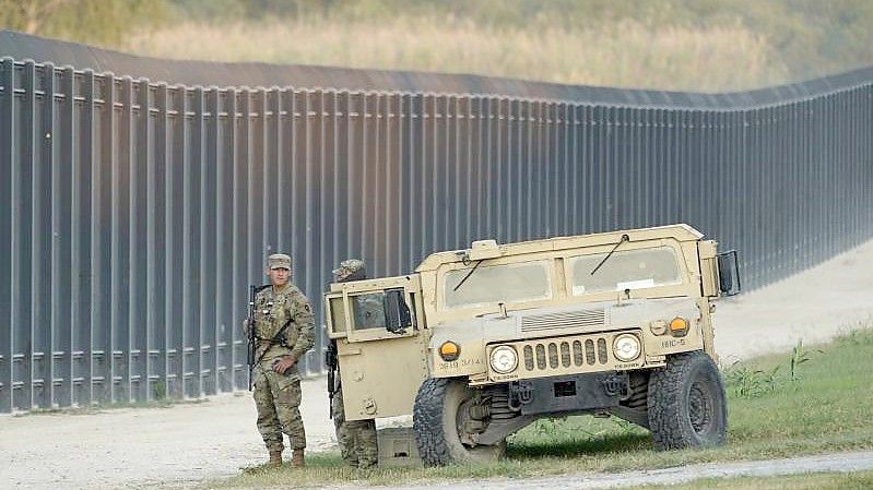 Bewaffnete Nationalgardisten stehen neben einem Militärfahrzeug in der US-Grenzstadt Del Rio. (Archivbild). Foto: Eric Gay/AP/dpa