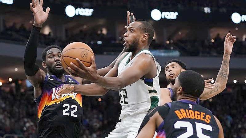 Khris Middleton (M.) war Topscorer der Milwaukee Bucks. Foto: Morry Gash/AP/dpa