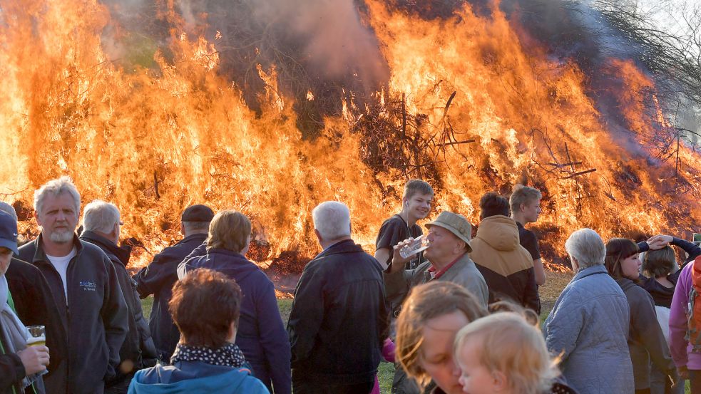 Dass die Osterfeuer in diesem Jahr wieder so brennen können wie hier vor drei Jahren in Timmel, ist die Hoffnung vieler Ostfriesen. Foto: Ortgies/Archiv