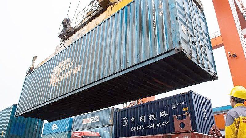 Ein Container wird am Nordbahnhof von Changsha verladen. Foto: Chen Sihan/XinHua/dpa