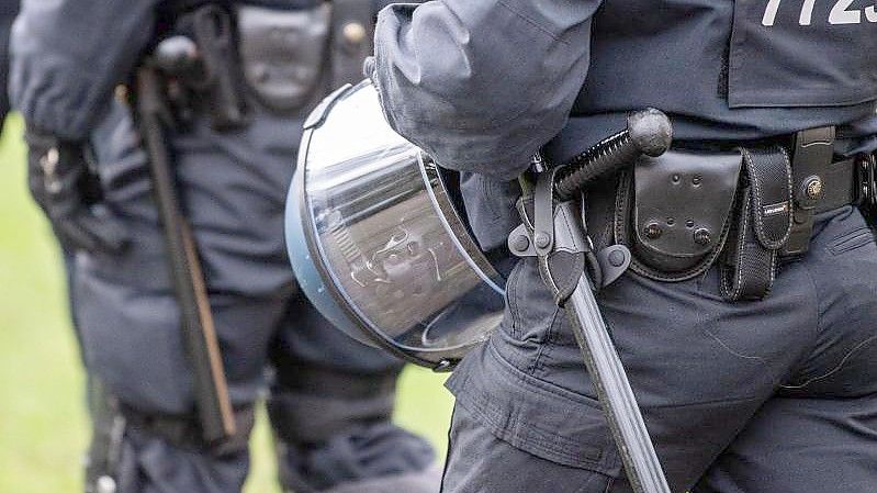 „Man sollte sich die Frage stellen, ob wirklich jede Polizeibeamtin und jeder Polizeibeamte ständig eine Schusswaffe mit sich herumtragen sollte.“. Foto: Lino Mirgeler/dpa