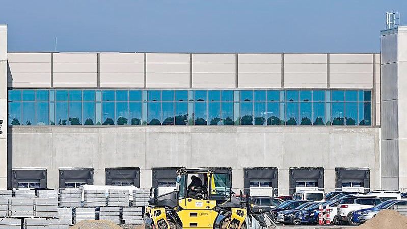 Das Werk steht bereits: Die Tesla Fabrik Berlin Brandenburg. Foto: Patrick Pleul/dpa