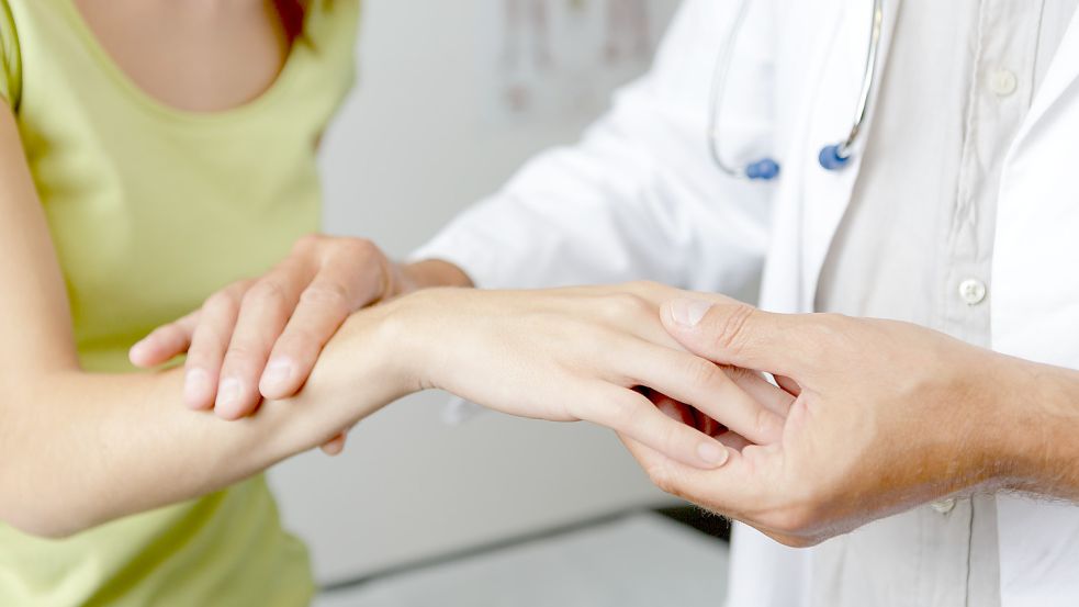 Handchirurg untersucht die Hand einer Patientin mit Karpaltunnelsyndrom. Foto: stock.adobe.com/auremar