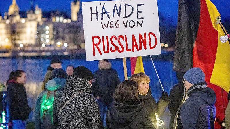 Teilnehmer einer Protestaktion gegen die Corona-Schutzmaßnahmen. Foto: Jens Büttner/dpa-Zentralbild/dpa