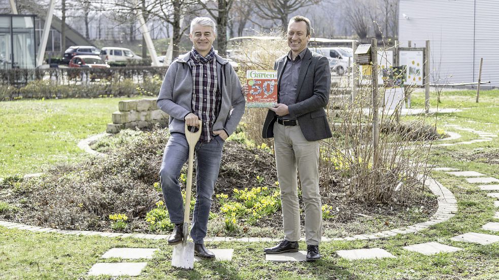 Dieke van Dieken (links) ist in Detern aufgewachsen, Wolfgang Bohlsen in Wiesmoor. Heute arbeiten beide für das Gartenmagazin „Mein schöner Garten“. Foto: Mein schöner Garten/Frank Schuberth