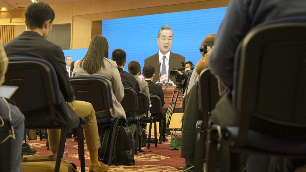 Chinas Außenminister Wang Yi hat auf einer Pressekonferenz am Rande des Nationalen Volkskongresse Russland den Rücken gestärkt. Foto: picture alliance/dpa/AP