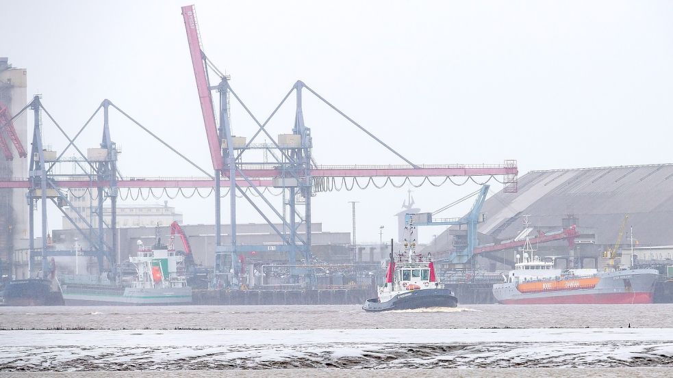 Im von Niedersachsen-Ports betriebenen Hafen in Brake machten im vergangenen Jahr elf Schiffe unter russischer Flagge fest. Bald könnten die Häfen in der EU für russische Schiffe gesperrt werden. Foto: Schuldt/DPA