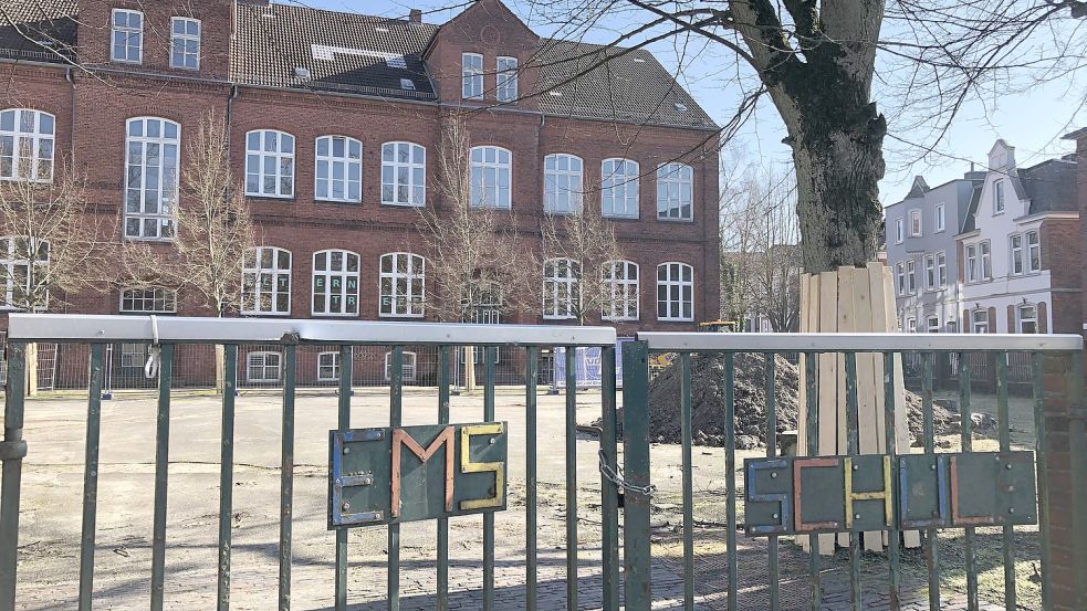 Auf dem früheren Pausenhof der Emsschule haben die sichtbaren Arbeiten begonnen. Foto: Päschel