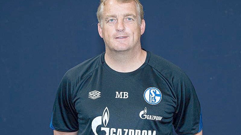 Schalkes bisheriger Co-Trainer Mike Büskens übernimmt den Posten als Cheftrainer bis zum Saisonende. Foto: Guido Kirchner/dpa