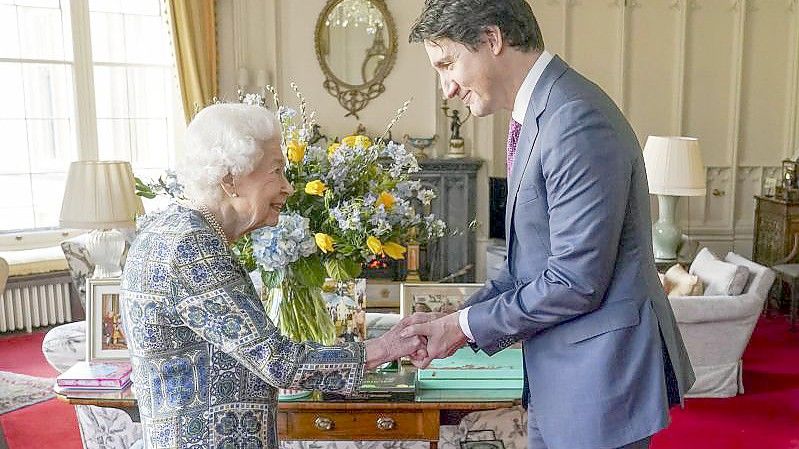 Königin Elizabeth II. (l) empfängt den kanadischen Premier Justin Trudeau auf Schloss Windsor. Foto: Steve Parsons/PA Wire/dpa
