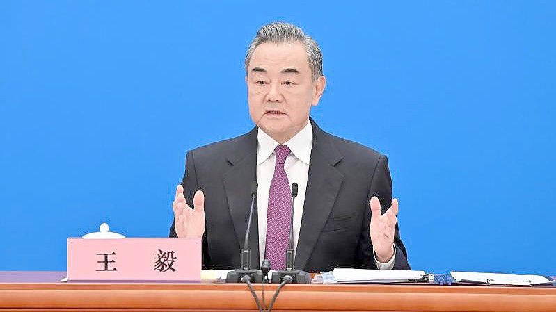 Wang Yi, Außenminister von China, spricht am Rande der laufenden Jahrestagung des chinesischen Volkskongresses bei einer Pressekonferenz. Foto: Li Xin/Xinhua/dpa
