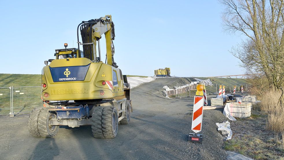 Am Deichfuß sind Spundwände in den Boden gerammt worden. Aktuell wird in Hilkenborg in der Nähe der Friesenbrücke eine Zuwegung über den Deich gebaut. Foto: Ammermann