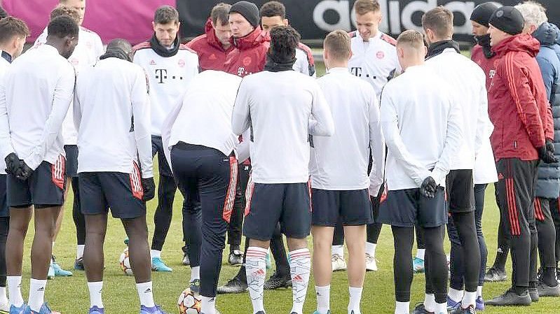 Bayern-Coach Julian Nagelsmann (M) schwört sein Team auf das Rückspiel gegen RB Salzburg ein. Foto: Tobias Hase/dpa