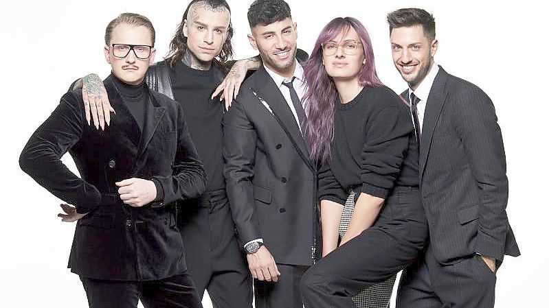 Die deutschen Fab Five (fabulösen Fünf) der Realityserie „Queer Eye Germany“ ab dem 9.3. bei Netflix. Foto: Thomas Schenk/Netflix/dpa