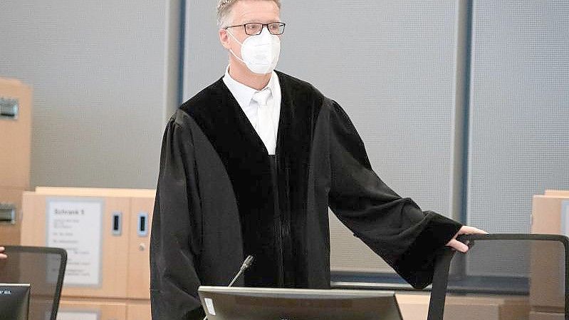Der Richter Sebastian Bührmann im Gerichtssaal in Oldenburg. Foto: Sina Schuldt/dpa-Pool/dpa