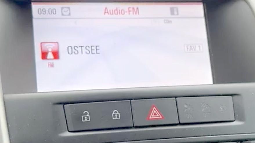 „Ostseewelle“ steht bei der Frequenz im Autoradio. Doch es sendet ein Pirat. Foto: Ostseewelle