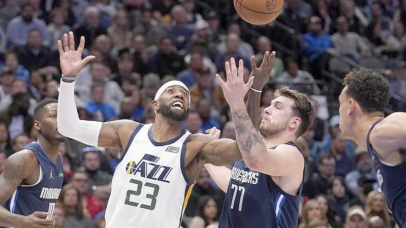 Legte beim Sieg gegen die Jazz 35 Punkte auf: Luka Doncic (M, 77). Foto: Tony Gutierrez/AP/dpa