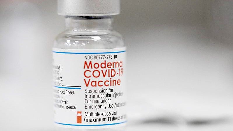 Eine Ampulle des Corona-Impfstoffs von Moderna. Foto: Jenny Kane/AP/dpa
