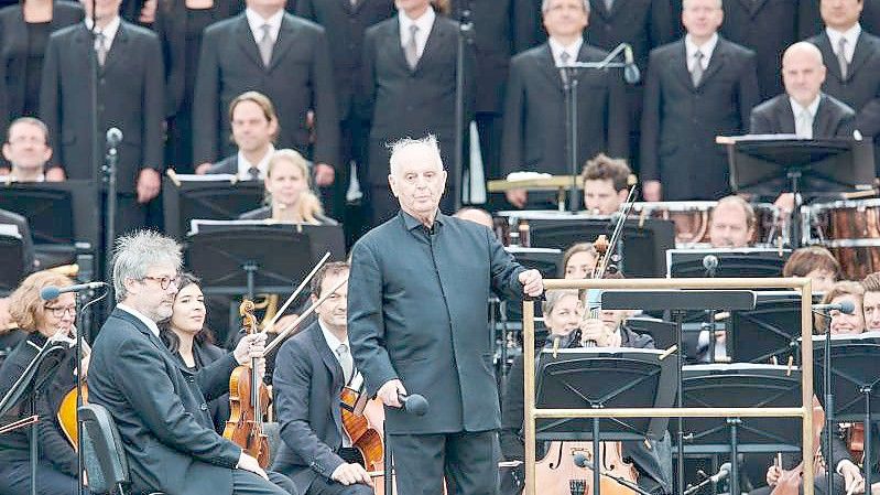 Daniel Barenboim mit der Staatskapelle Berlin und dem Staatsopernchor 2021 auf dem Bebelplatz. Foto: Annette Riedl/dpa