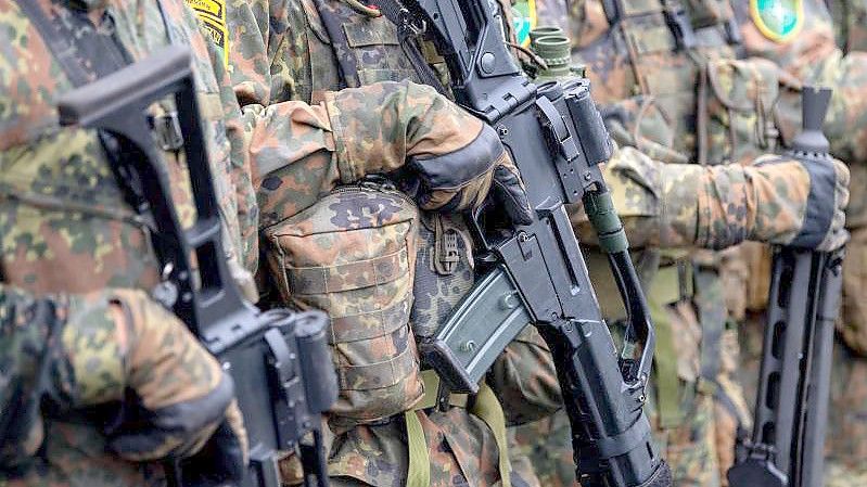 Die Bundeswehr soll über ein Sondervermögen 100 Milliarden Euro für Investitionen und Rüstungsvorhaben erhalten. Foto: Monika Skolimowska/dpa-Zentralbild/dpa