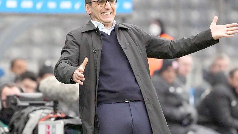 Hertha-Trainer Tayfun Korkut erhält trotz der sportlichen Krise Rückendeckung. Foto: Soeren Stache/dpa-Zentralbild/dpa