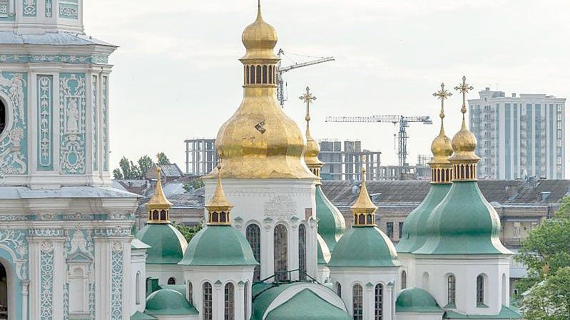 Die Kuppeln auf der Sophienkathedrale in Kiew sind vergoldet. Das Bauwerk gehört zum Weltkulturerbe. Foto: Christophe Gateau/dpa