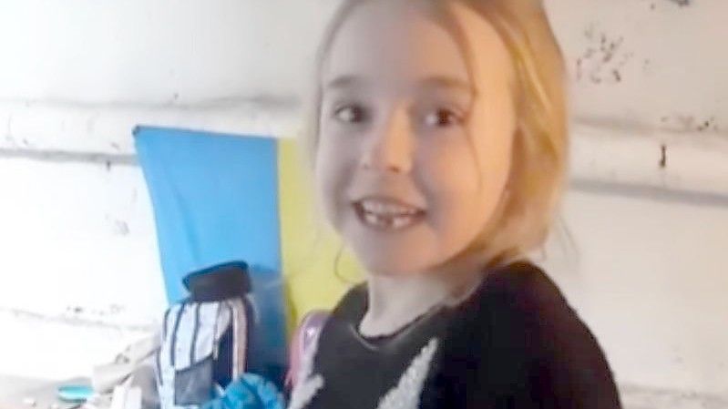 Das Mädchen namens Amelia ist in dem viralen Video in einer Art Keller zu sehen - mutmaßlich ein Versteck vor den russischen Bombardements. Foto: Marta Smekhova/PA Media/dpa