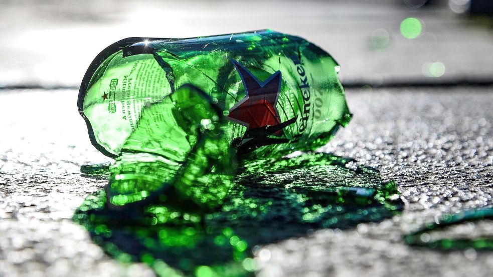 Mit einer zerbrochenen Flasche soll ein 33-jähriger Norder bei dem Raub verletzt worden sein. Symbolfoto: Pixabay