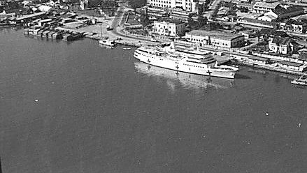 Als Hospitalschiff im Vietnamkrieg: Die „MS Helgoland“ im Hafen von Da Nang. Foto: Sgt. R. Provencal, U.S. Marine Corps (USMC photo A372598)