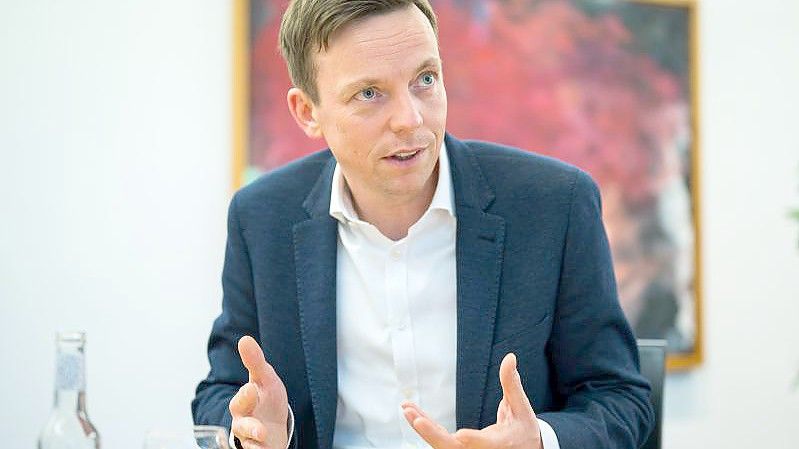 Tobias Hans (CDU), Ministerpräsident des Saarlandes, kritisiert in einem Video die hohen Spritpreise. Foto: Oliver Dietze/dpa